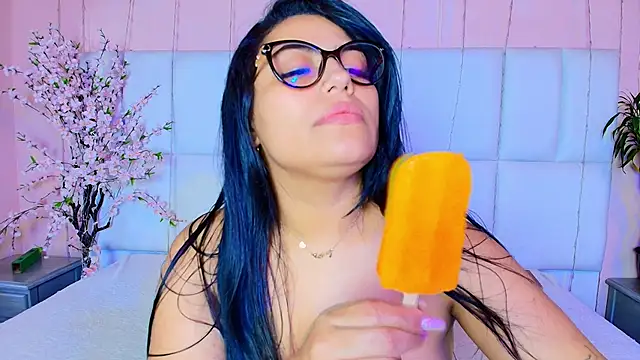 Snapshot of kiana_cream chatting on February 13, 5:44 pm kiana cream online show from February 13, 5:44 pm