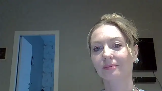 Snapshot of ZarinaSwift chatting on April 26, 8:01 am ZarinaSwift online show from April 26, 8:01 am