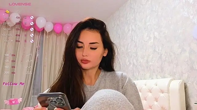 LaraSkinny online show from December 10, 11:11 am