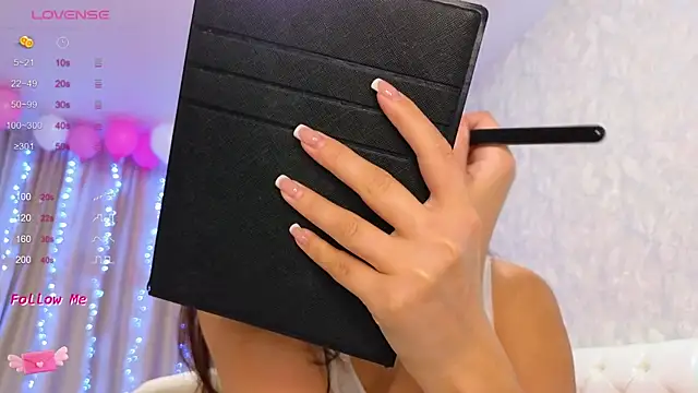 LaraSkinny online show from December 18, 3:04 am