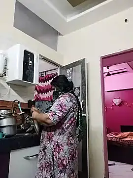 Snapshot of RESHMA_21 chatting on February 22, 10:40 am RESHMA 21 online show from February 22, 10:40 am