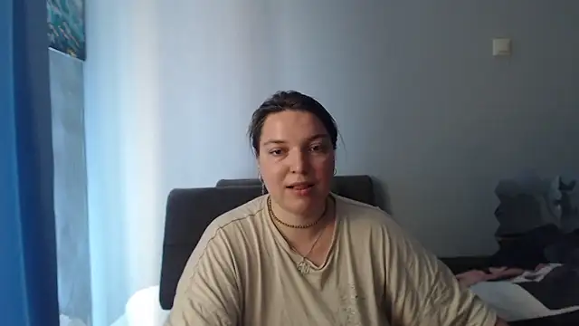 Amelia Kiss  online show from June 8, 2:01 am