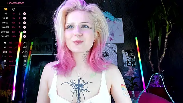 Snapshot of little_grinch666 chatting on March 12, 11:54 pm little grinch666 online show from March 12, 11:54 pm