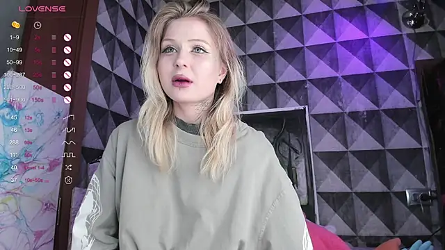 Snapshot of little_grinch666 chatting on April 11, 7:18 pm little grinch666 online show from April 11, 7:18 pm