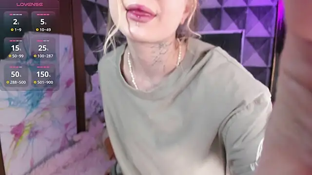 Snapshot of little_grinch666 chatting on April 16, 5:25 pm little grinch666 online show from April 16, 5:25 pm