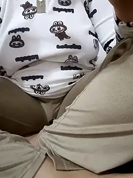 Snapshot of Bombamom chatting on April 2, 6:38 pm Bombamom online show from April 2, 6:38 pm