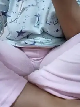 Snapshot of Bombamom chatting on April 16, 6:25 am Bombamom online show from April 16, 6:25 am