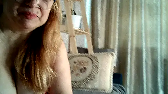 Snapshot of Aline_LoveFlowers chatting on February 13, 12:32 pm Aline LoveFlowers online show from February 13, 12:32 pm