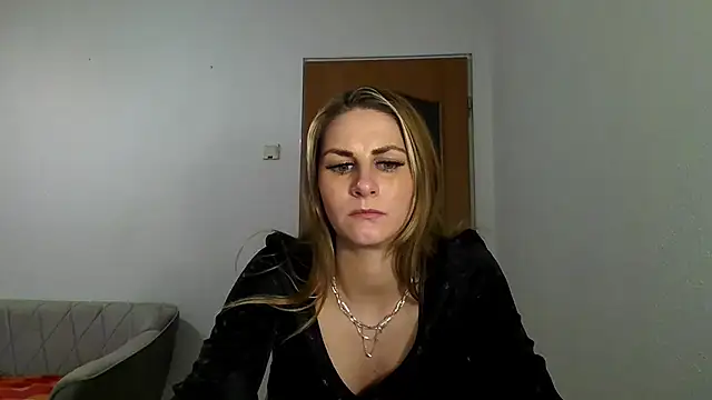 Snapshot of DagmarieFlirt chatting on February 17, 9:19 pm DagmarieFlirt online show from February 17, 9:19 pm