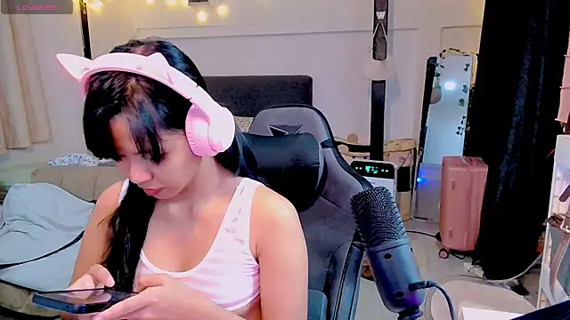Snapshot of Kana_G chatting on February 10, 1:33 pm Kana G online show from February 10, 1:33 pm