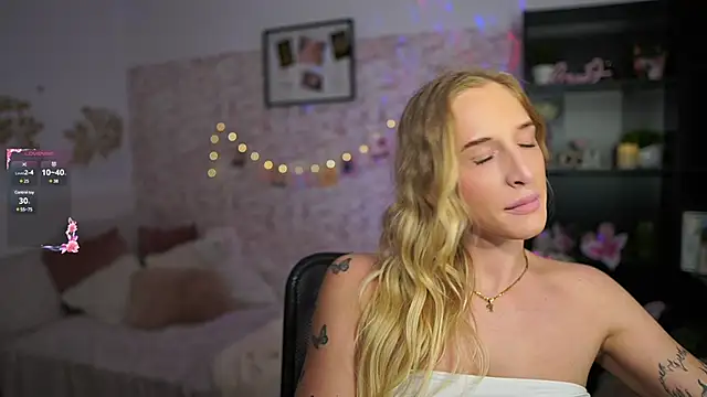 Nicolette  Shea  online show from February 27, 5:04 pm