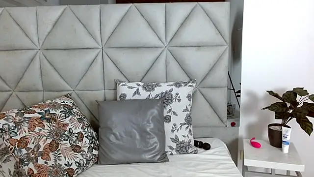 nina pons online show from December 11, 2:30 am