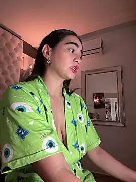 Snapshot of ZarahEvans chatting on February 15, 8:33 pm ZarahEvans online show from February 15, 8:33 pm