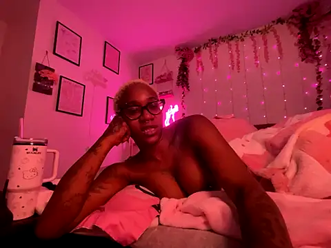 VixenCapri online show from November 16, 3:01 am