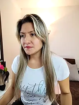 Snapshot of valeriahunter1 chatting on March 18, 10:48 pm valeriahunter1 online show from March 18, 10:48 pm