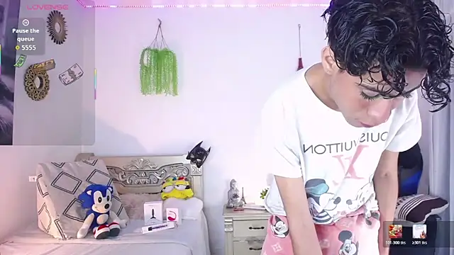 Snapshot of huge_armound chatting on February 3, 11:21 pm huge armound online show from February 3, 11:21 pm