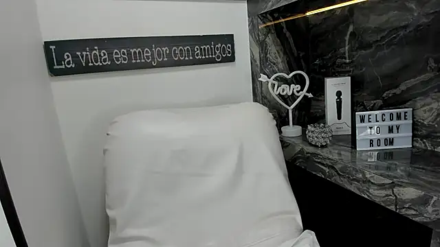 Snapshot of miss_danika chatting on February 5, 11:02 am miss danika online show from February 5, 11:02 am