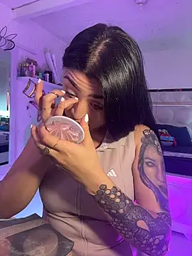 Snapshot of lucianaroy chatting on February 18, 7:21 pm lucianaroy online show from February 18, 7:21 pm