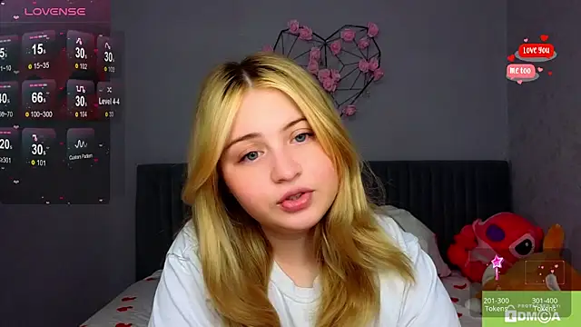 Snapshot of shy_blondiee chatting on December 10, 11:40 pm shy blondiee online show from December 10, 11:40 pm