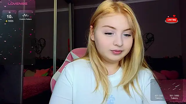 Snapshot of shy_blondiee chatting on February 16, 11:59 pm shy blondiee online show from February 16, 11:59 pm