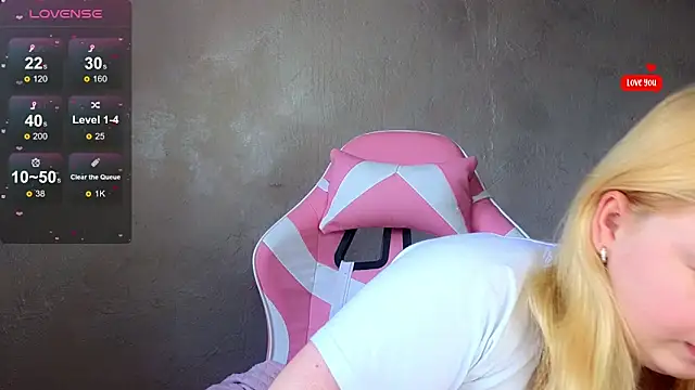 Snapshot of shy_blondiee chatting on March 13, 12:46 pm shy blondiee online show from March 13, 12:46 pm