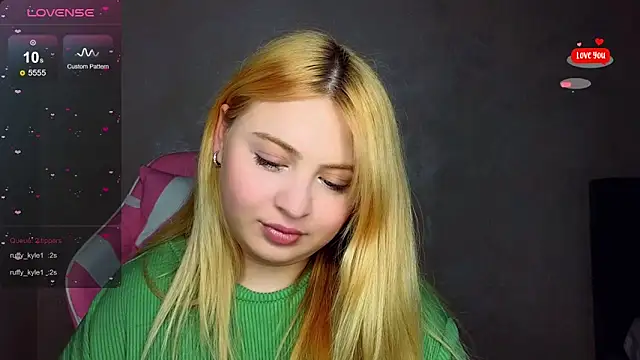 Snapshot of shy_blondiee chatting on March 15, 11:39 pm shy blondiee online show from March 15, 11:39 pm