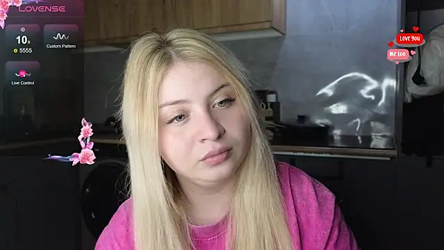 Snapshot of shy_blondiee chatting on April 16, 7:25 pm shy blondiee online show from April 16, 7:25 pm