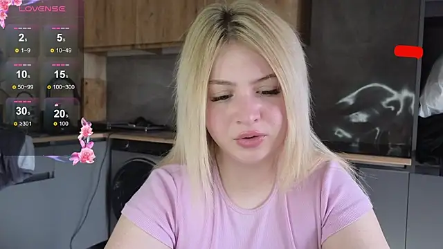 Snapshot of shy_blondiee chatting on April 17, 1:14 pm shy blondiee online show from April 17, 1:14 pm