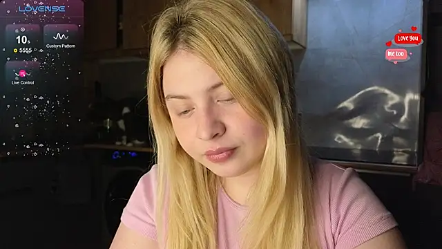 Snapshot of shy_blondiee chatting on April 30, 9:30 pm shy blondiee online show from April 30, 9:30 pm