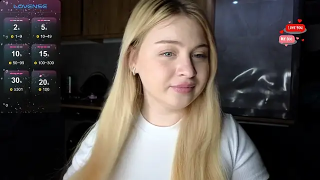Snapshot of shy_blondiee chatting on May 5, 8:50 pm shy blondiee online show from May 5, 8:50 pm
