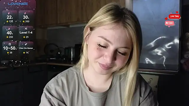 Snapshot of shy_blondiee chatting on May 17, 9:33 pm shy blondiee online show from May 17, 9:33 pm