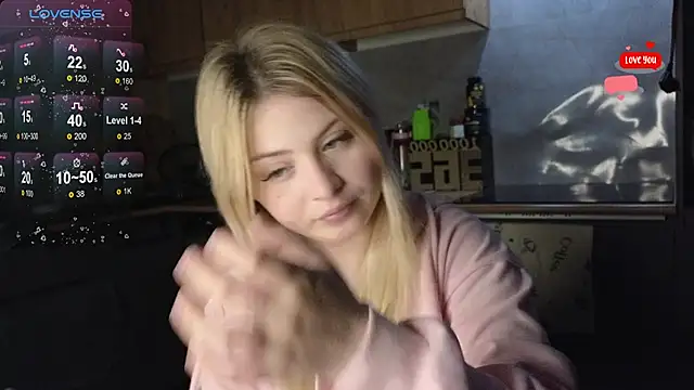 Snapshot of shy_blondiee chatting on May 18, 9:31 pm shy blondiee online show from May 18, 9:31 pm