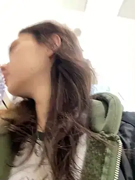 QuitieLia online show from December 6, 8:15 am