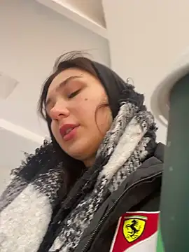 QuitieLia online show from December 16, 8:20 am