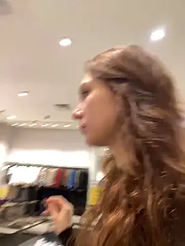 QuitieLia online show from December 21, 9:27 am