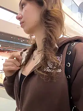 QuitieLia online show from March 28, 7:19 am