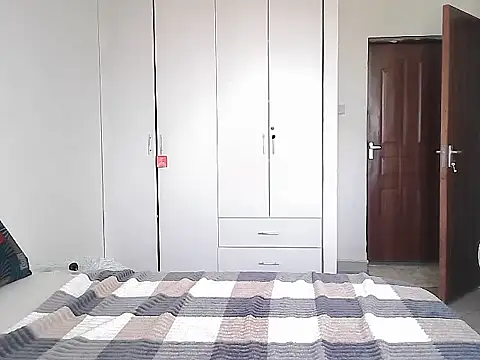 Snapshot of petiteebony_81 chatting on February 14, 11:18 am petiteebony 81 online show from February 14, 11:18 am