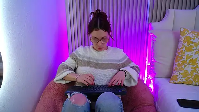 Snapshot of Katy_Van chatting on June 3, 8:47 pm Katy Van online show from June 3, 8:47 pm