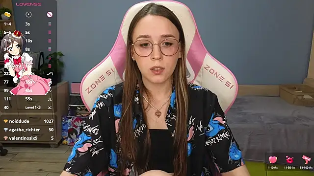Snapshot of Sweet_frosti chatting on December 19, 6:01 am Sweet frosti online show from December 19, 6:01 am