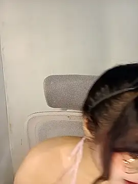 Snapshot of Chall_mee chatting on December 15, 3:49 pm Chall mee online show from December 15, 3:49 pm