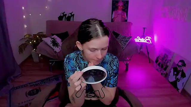 HelloRoxy online show from February 6, 7:28 pm