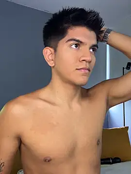 Snapshot of santiago_01 chatting on February 3, 10:15 pm santiago 01 online show from February 3, 10:15 pm