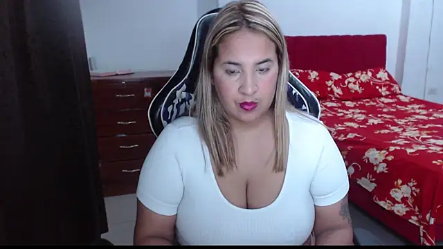 Snapshot of KathyHardcore69 chatting on November 23, 2:33 am KathyHardcore69 online show from November 23, 2:33 am