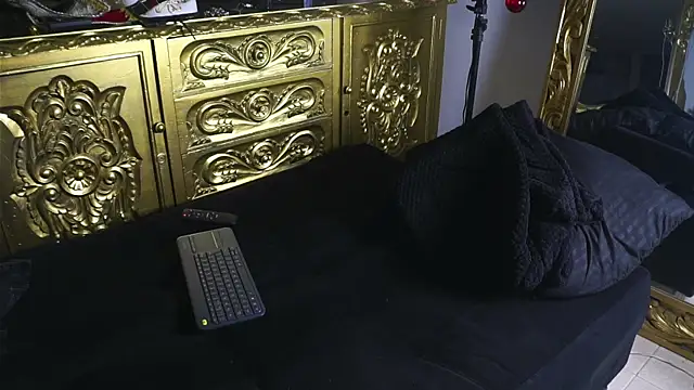 dantecoppolaa  online show from January 16, 11:48 pm