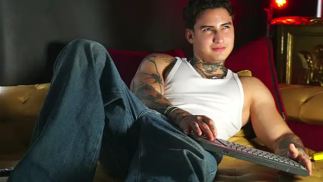 Snapshot of dantecoppolaa_ chatting on May 7, 9:20 pm dantecoppolaa online show from May 7, 9:20 pm
