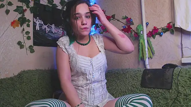 Snapshot of Tiny_Witch chatting on October 30, 10:43 pm Tiny Witch online show from October 30, 10:43 pm