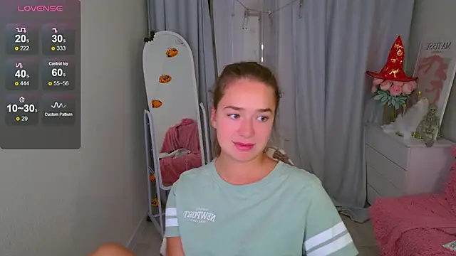 LovelyJessie online show from October 25, 1:40 pm