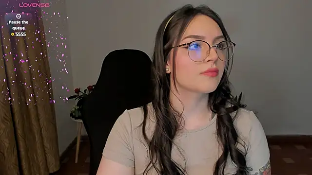 Snapshot of anaveleeez chatting on January 4, 1:21 am anaveleeez online show from January 4, 1:21 am