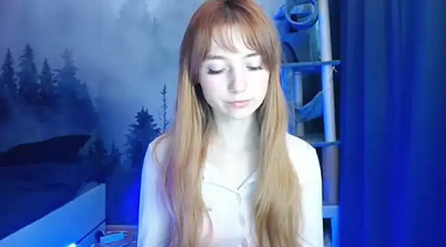 Snapshot of LuciaYoung chatting on January 2, 7:23 am LuciaYoung online show from January 2, 7:23 am