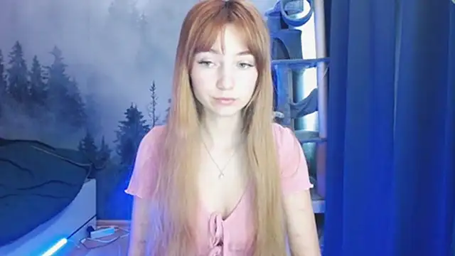 Snapshot of LuciaYoung chatting on January 4, 1:10 pm LuciaYoung online show from January 4, 1:10 pm